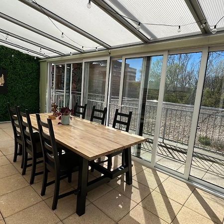 ברטיסלאבה Lake Apartment, 2X Free Garage, 10 Mins To Centre מראה חיצוני תמונה