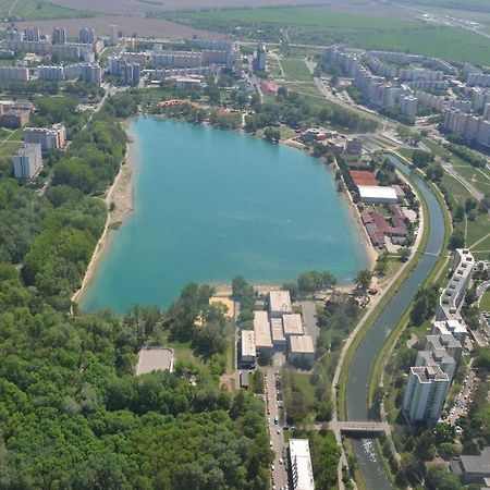 ברטיסלאבה Lake Apartment, 2X Free Garage, 10 Mins To Centre מראה חיצוני תמונה