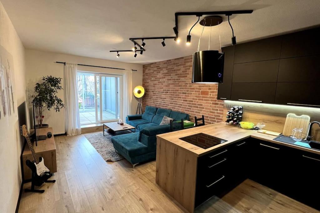 ברטיסלאבה Lake Apartment, 2X Free Garage, 10 Mins To Centre מראה חיצוני תמונה