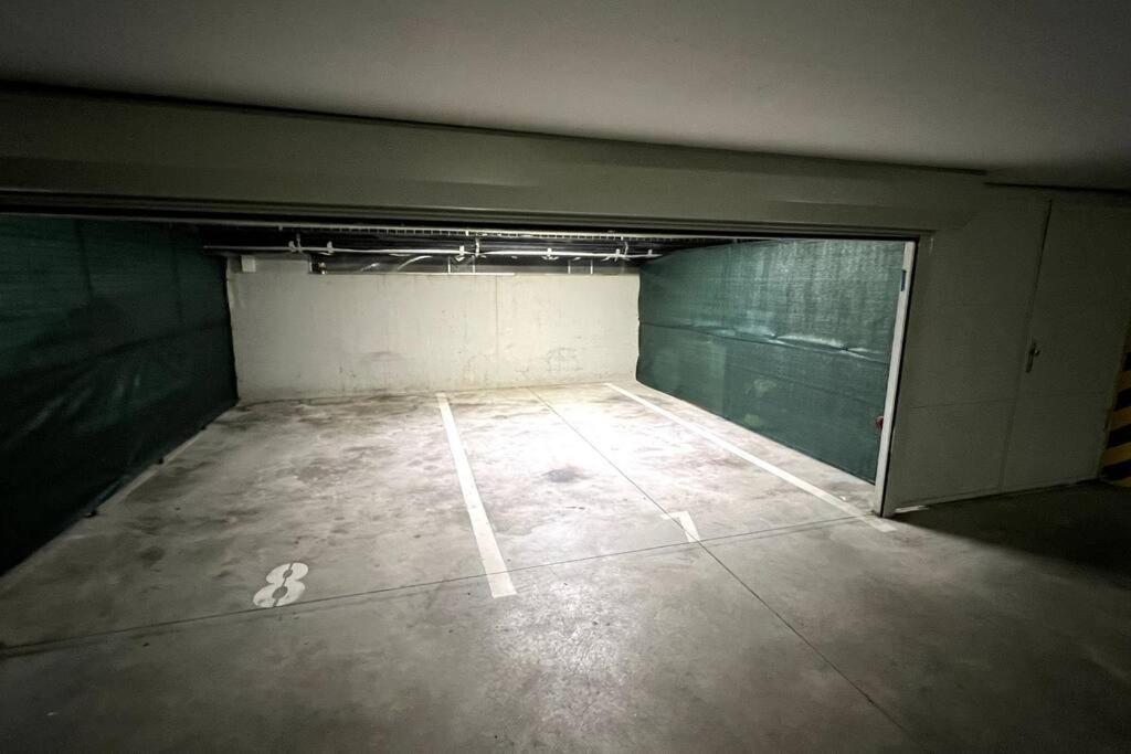 ברטיסלאבה Lake Apartment, 2X Free Garage, 10 Mins To Centre מראה חיצוני תמונה