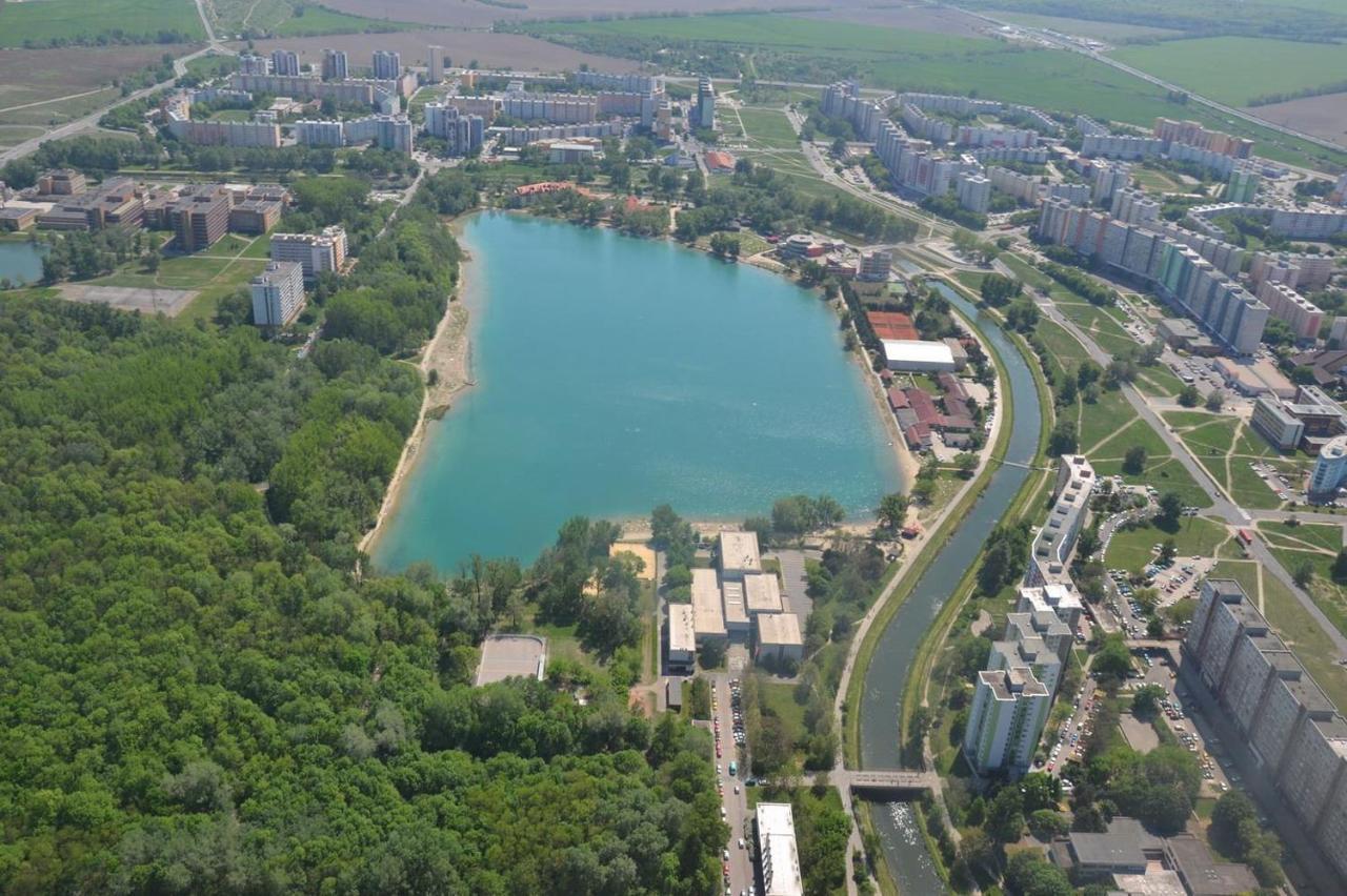ברטיסלאבה Lake Apartment, 2X Free Garage, 10 Mins To Centre מראה חיצוני תמונה